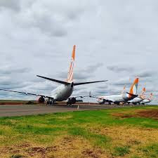 Aviões comerciais estão parados no Aeroporto de Maringá