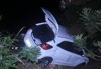 Motorista capota carro durante perseguição policial