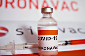 Idosos no Chile começam a tomar terceira dose da CoronaVac