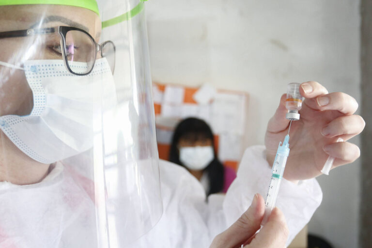 Média de aplicação da 1ª dose da vacina pelos municípios está em 64,5%