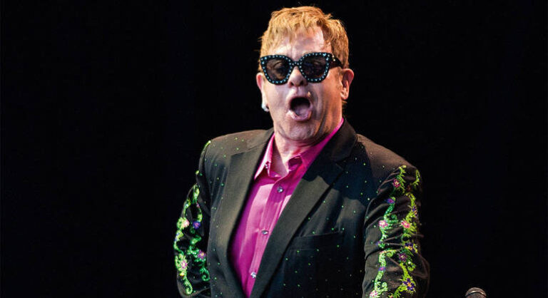Elton John faz 74 anos, com loucuras como briga com Stallone
