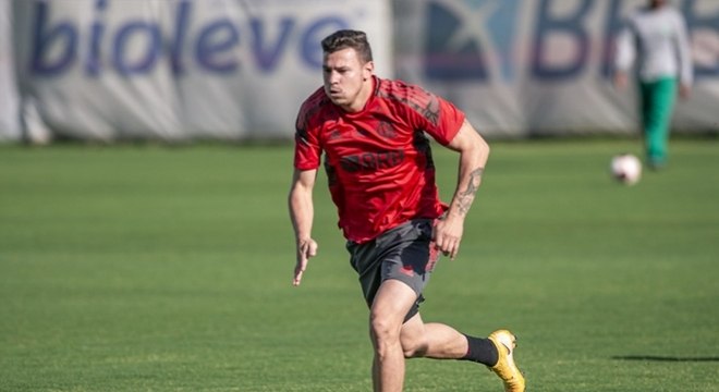 Hugo Moura se reapresenta ao Flamengo