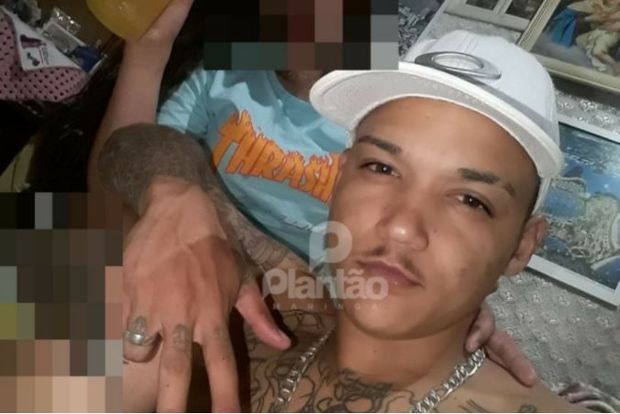 Executado por dois homens na frente da namorada