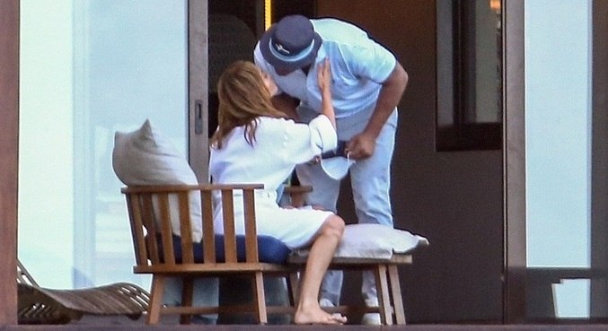 Jennifer Lopez e noivo trocam beijos após boatos de separação