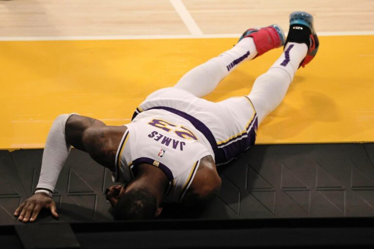 Após entorse, LeBron James vira desfalque dos Lakers