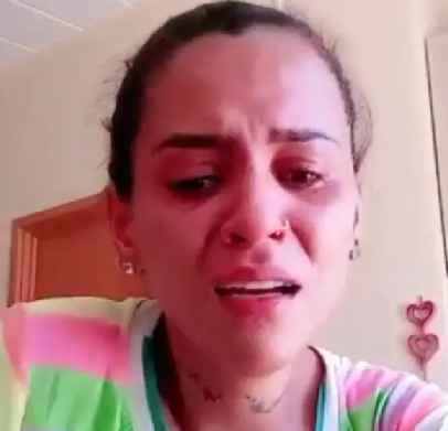 Dizendo-se ameaçada pela namorada, mulher pede socorro em live