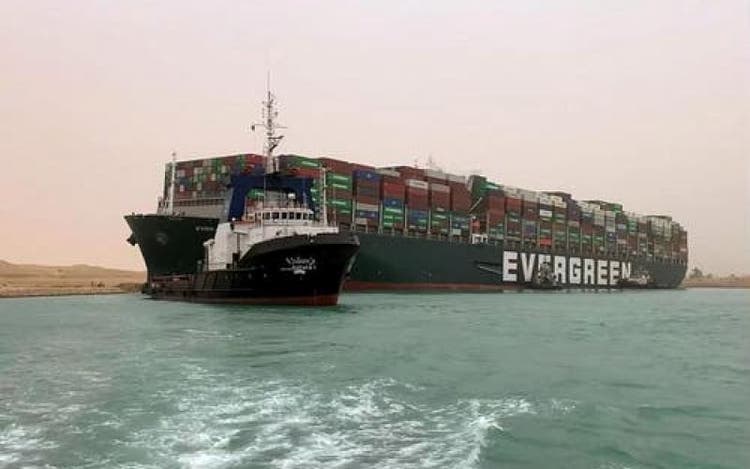 Navio encalhado no Canal de Suez impacta economia mundial