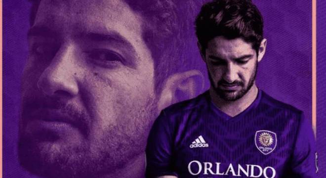 Alexandre Pato posa com camisa do Orlando City