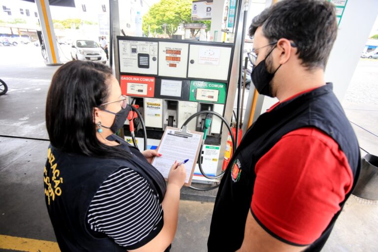 Procon fiscaliza denúncia de adulteração de combustível em postos