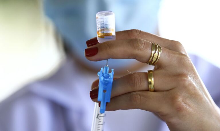 Covid-19: Câmara aprova projeto para compra de vacinas por estados