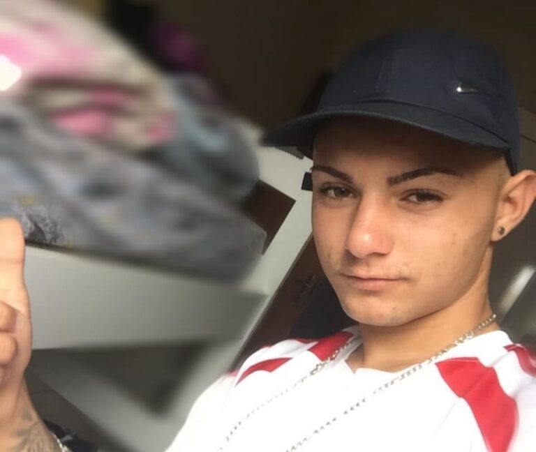 Adolescente é executado a tiros no portão de casa