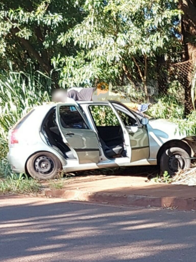 Mulher deita no teto do carro para simular grave acidente