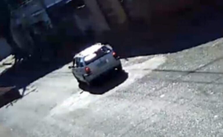 Mulher atropela carrinho de bebê e não para