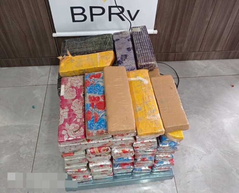 Polícia persegue e suspeito abandona carro com maconha e haxixe