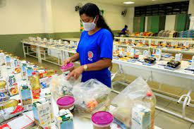 Secretaria de Educação começa distribuir 21,6 mil kits de alimentos