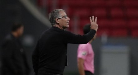 Ariel Holan pede demissão e vai deixar o Santos