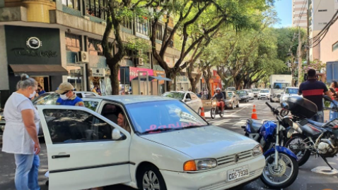Carro avança preferencial e pega duas motos