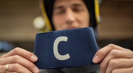 Faixa de capitão arremessada por CR7 é leiloada por R$ 428 mil