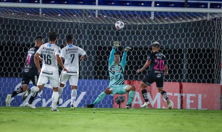 Grêmio perde de virada e se complica na pré-Libertadores