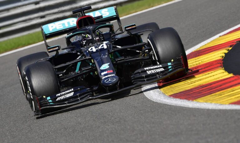 Hamilton conquista pole de número 99 na carreira