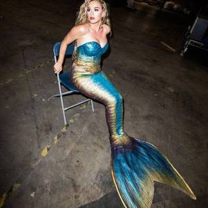 Katy Perry encanta os fãs fantasiada de sereia