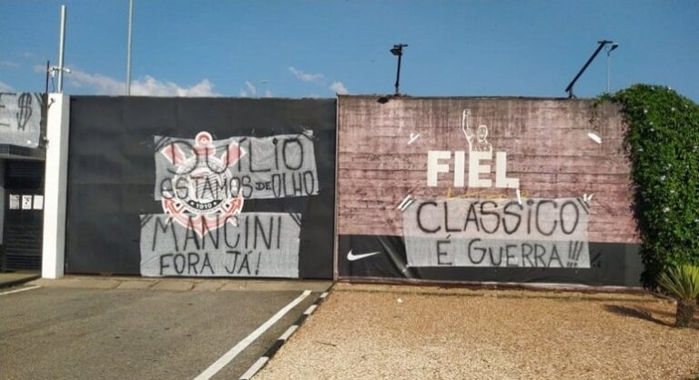 Torcida do Corinthians protesta
