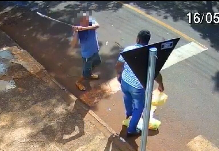 Xingado de “preto safado” deficiente visual é agredido com barra de ferro
