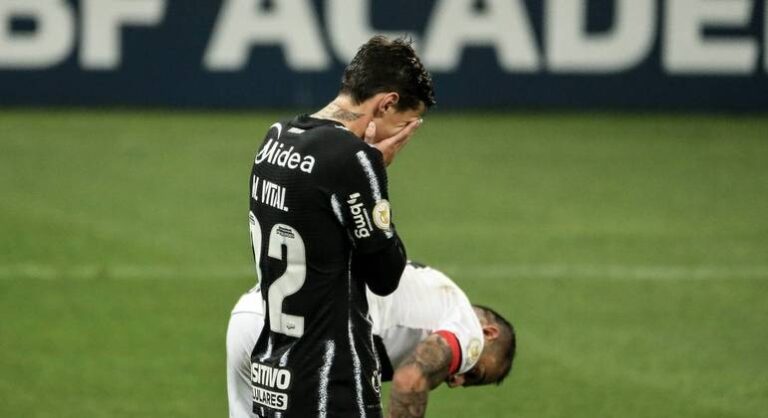 Corinthians desperdiça pênalti e perde para o Atlético-GO
