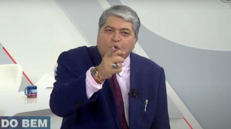 Datena se irrita com funcionário e dá bronca