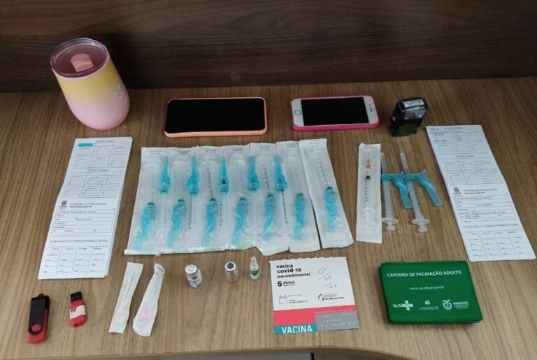 Polícia prende falsa enfermeira com doses de vacina contra a Covid