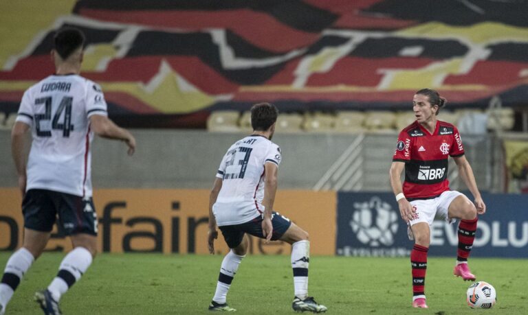Flamengo empata e se classifica como líder
