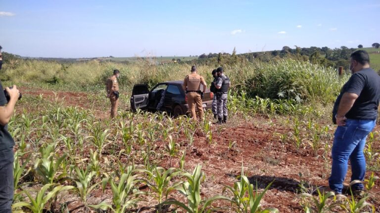 Quadrilha rende funcionário de transportadora e rouba pistolas