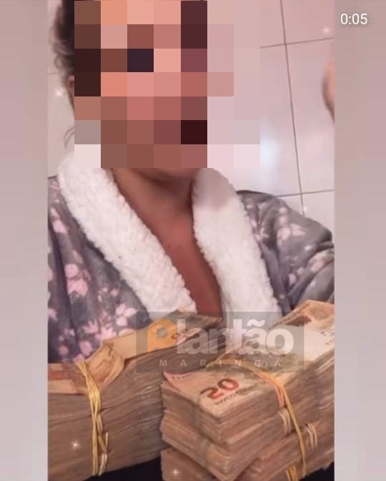 Mulher mostra pilha de dinheiro no Instagram e perde tudo