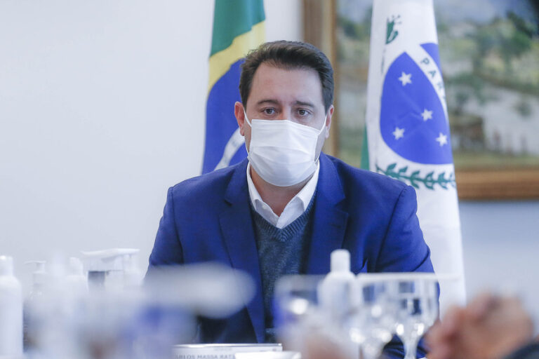 Novo decreto passa toque de recolher para 20 horas e muda horários do comércio