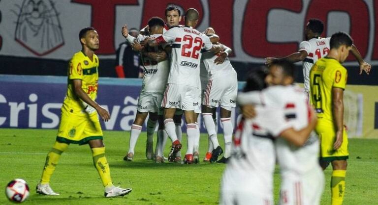 São Paulo goleia Mirassol e enfrenta Palmeiras na final