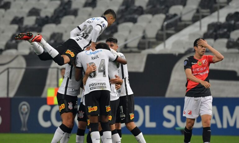 Corinthians se despede com goleada em São Paulo