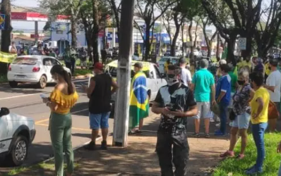 Manifestantes pró-Bolsonaro pedem voto em cédula e intervenção militar