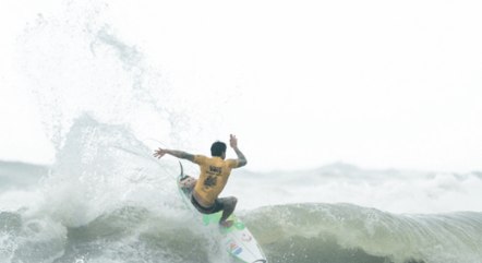 Gabriel Medina vence etapa e segue na liderança do Circuito Mundial