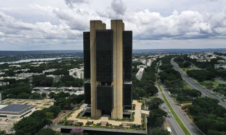 Previsão do mercado financeiro para crescimento do PIB sobe para 5,05%