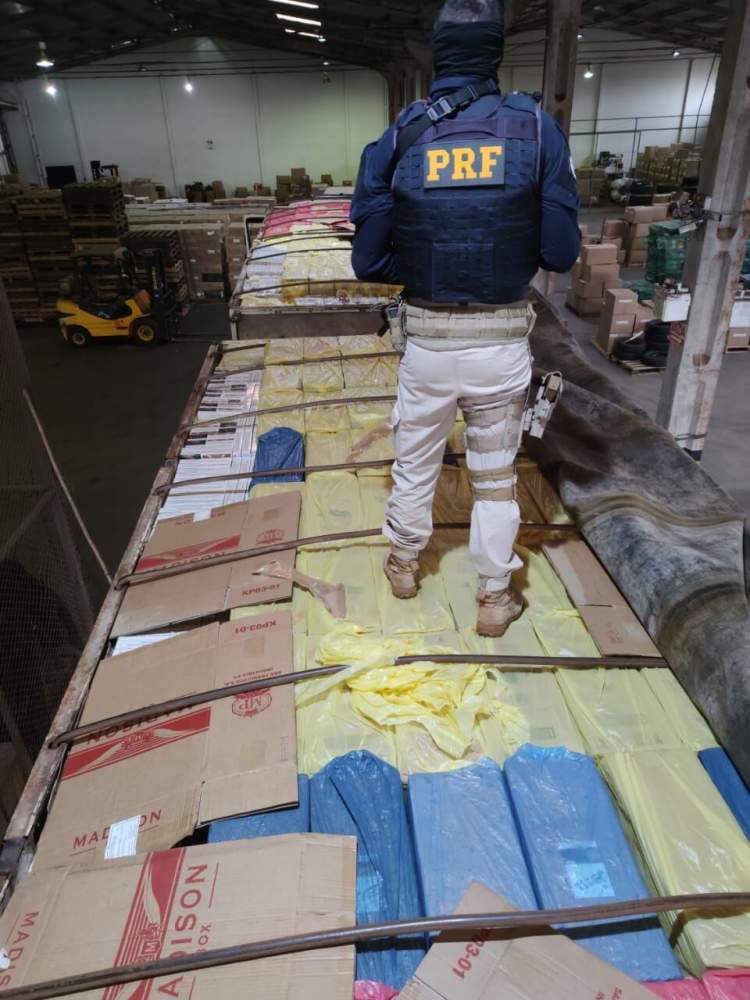 Agentes da PRF apreendem carreta lotada de cigarro paraguaio