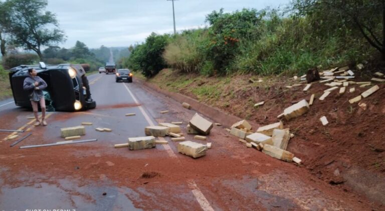 Caminhoneta tomba e esparrama maconha no asfalto
