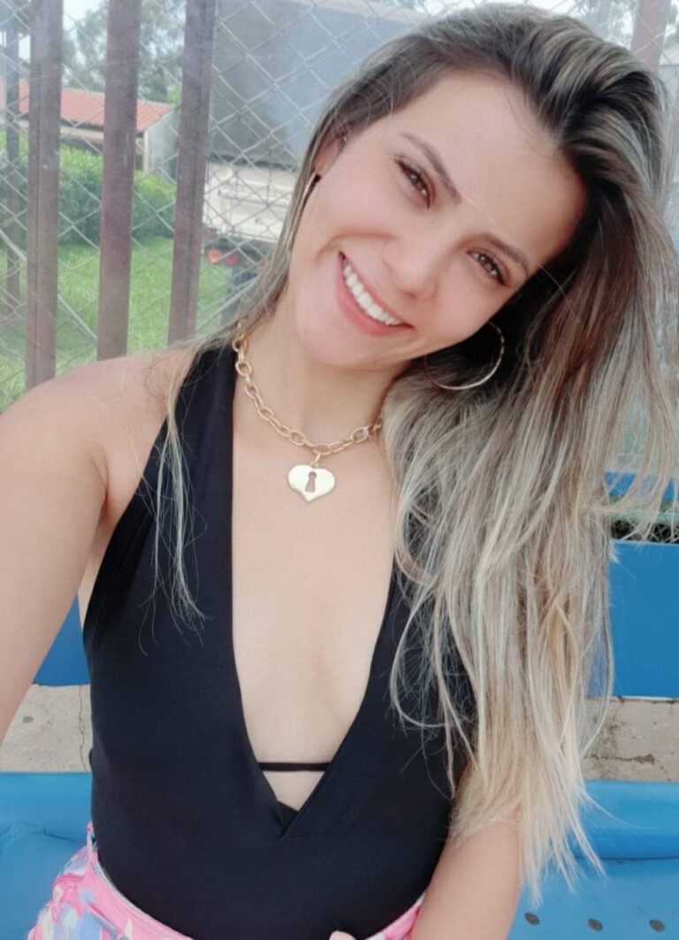 Garota da programa que matou rival se apresenta na Delegacia
