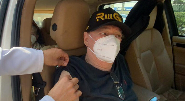 Raul Gil recebe 2ª dose da vacina contra a covid-19