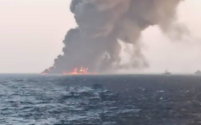 Maior navio da Marinha iraniana naufraga no Golfo de Omã