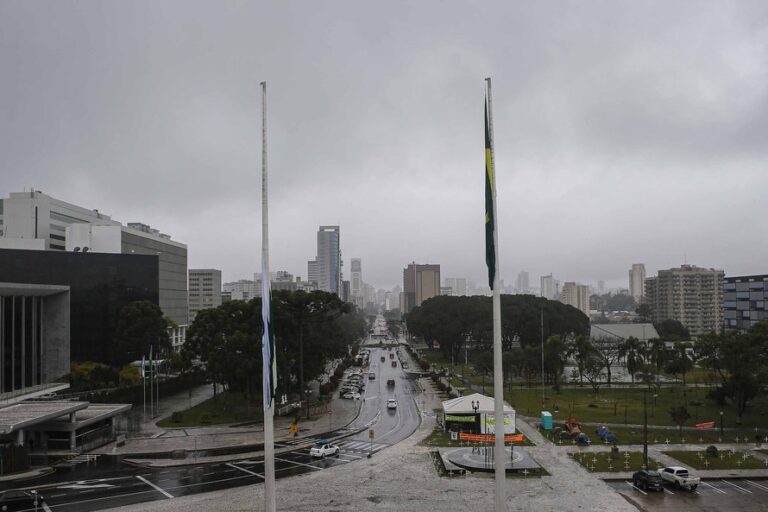 Governador decreta luto oficial de três dias por vítimas da Covid-19