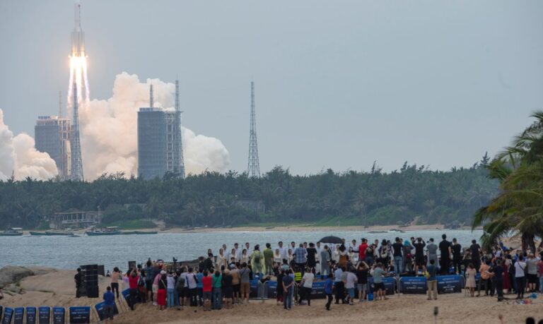 Nave chinesa com três astronautas acopla na nova estação espacial