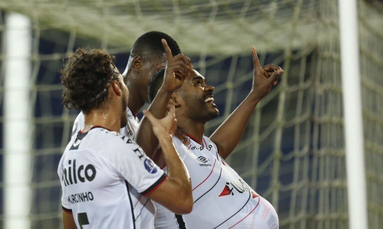 Athletico-PR vence América de Cali