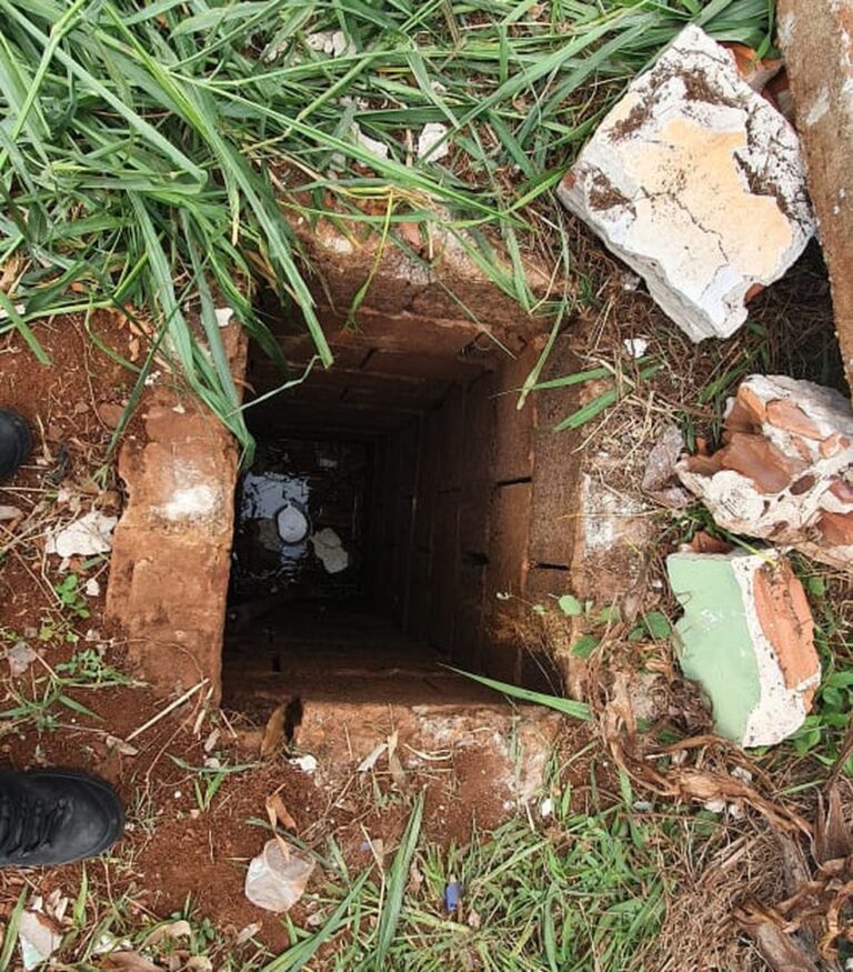 Grupo espanca e joga mulher em um buraco de três metros