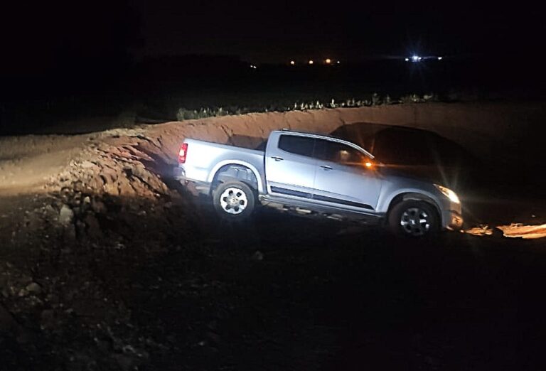 Bandidos sequestram mulher e filhos e fogem ao bater carro da vítima