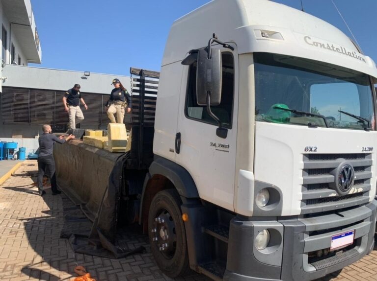 Caminhão roubado transportava três toneladas de maconha